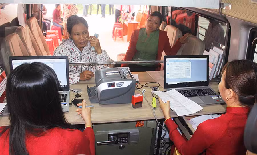  Các ngân hàng tăng lãi suất đi kèm ưu đãi nhằm thu hút khách hàng. Ảnh: S.C