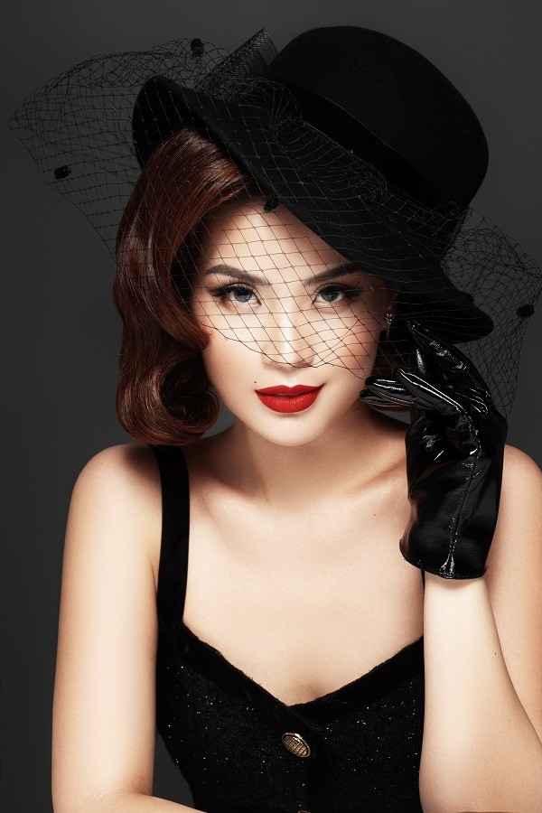  Tông makeup đậm đà, sắc sảo trên khuôn mặt của người đẹp cùng phụ kiện mũ mặt nạ lưới lạ mắt