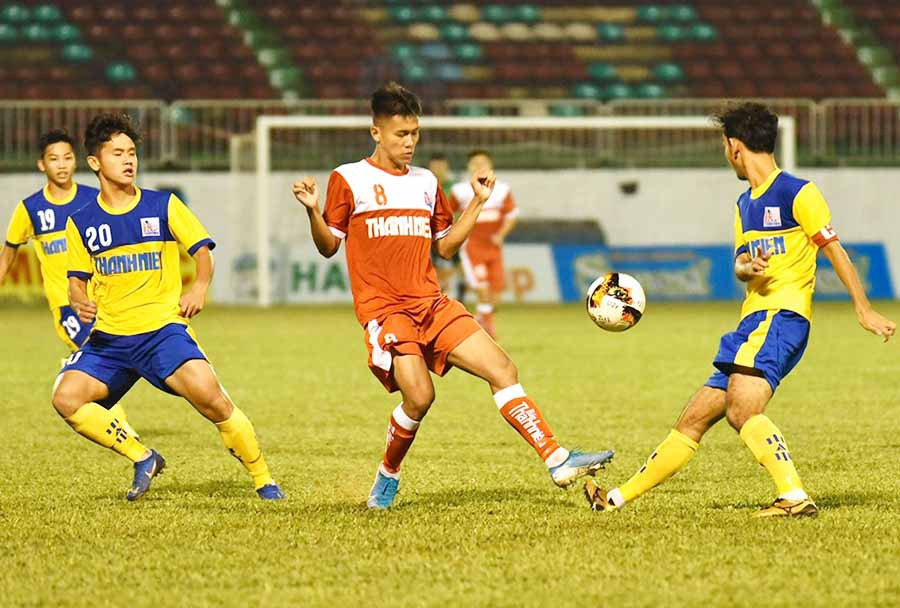  Cầu thủ U21 HAGL (giữa) trong trận thua U21 Đồng Tháp với tỷ số 0-2. Ảnh: Anh Tiến