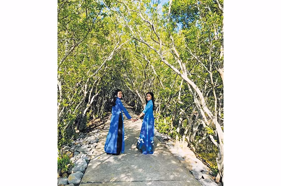  Du khách chụp ảnh lưu niệm ở Rú Chá. Ảnh: D.H