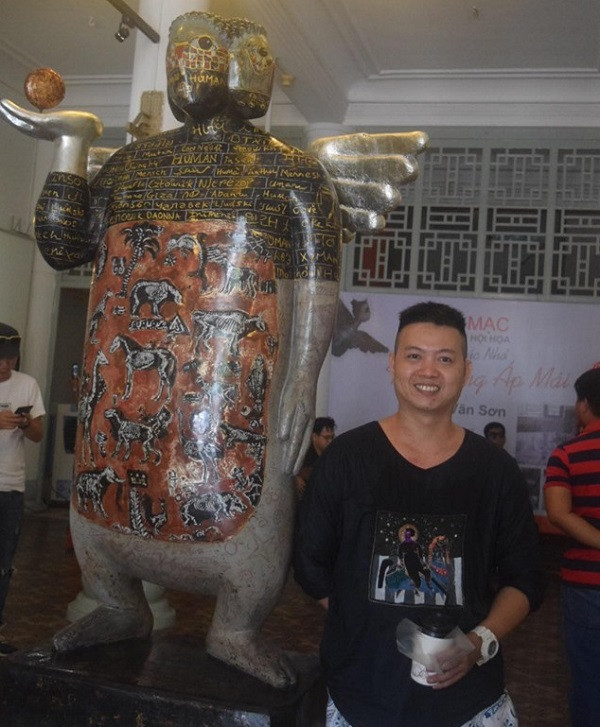 Họa sĩ Đinh Văn Sơn bên tác phẩm tượng "Con người" tại Bảo tàng Mỹ thuật TP Hồ Chí Minh. Họa sĩ Đinh Văn Sơn bên tác phẩm tượng