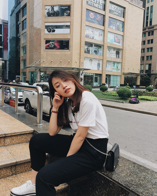 Chiếc túi xách dáng hộp đơn giản làm bằng chất liệu giả da cá sấu cũng là mẫu thiết kế nổi bật trong BST phụ kiện của hot girl Nghệ An