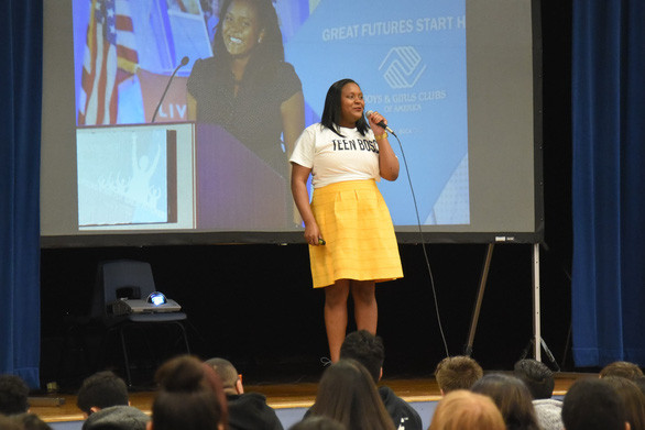 Mona Dixon trò chuyện cùng sinh viên Đại học bang Arizona tháng 7-2019 - Ảnh: ASU Now - Arizona State University