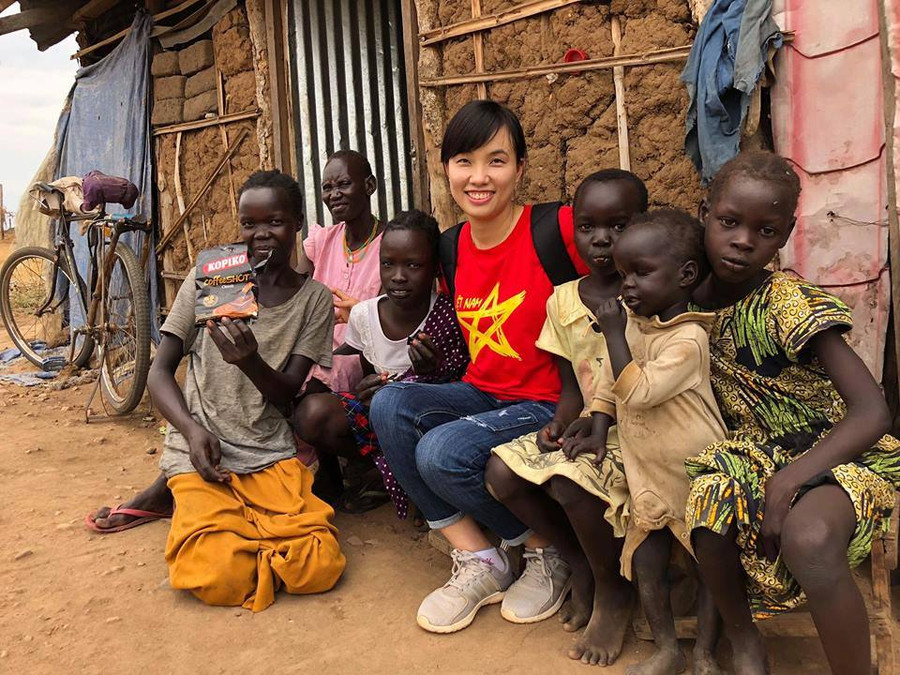 Người dân, đặc biệt các em nhỏ Nam Sudan rất yêu mến Trung tá Nga.  Người dân, đặc biệt các em nhỏ Nam Sudan rất yêu mến Trung tá Nga.