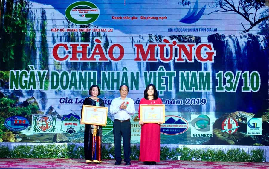Chủ tịch UBND tỉnh Võ Ngọc Thành tặng bằng khen cho Hiệp hội Doanh nghiệp tỉnh và Hội Nữ doanh nhân tỉnh. Ảnh: H.D