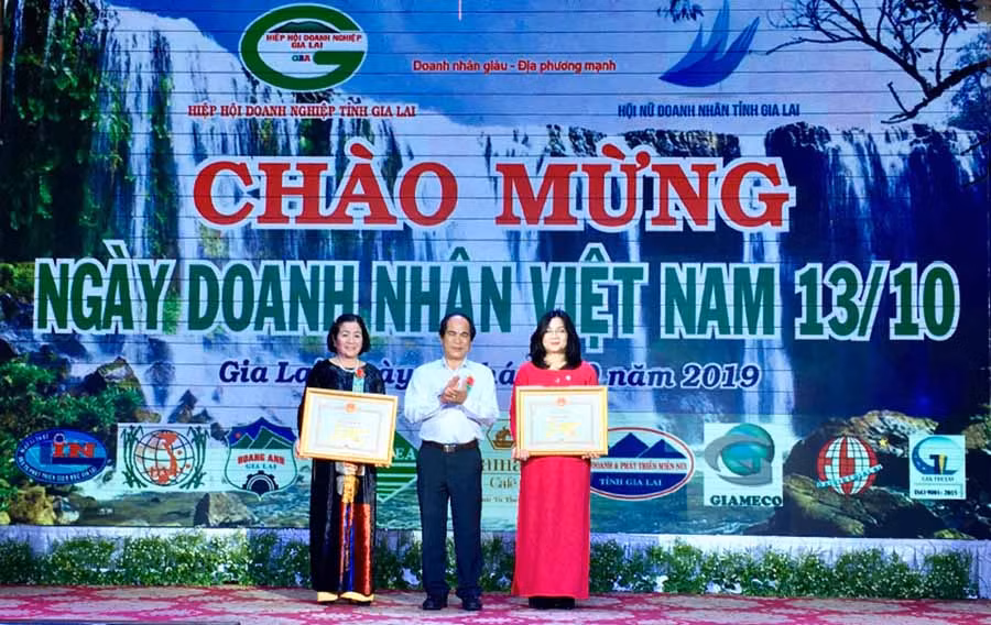 Chủ tịch UBND tỉnh Võ Ngọc Thành tặng bằng khen cho Hiệp hội Doanh nghiệp tỉnh và Hội Nữ doanh nhân tỉnh. Ảnh: H.D