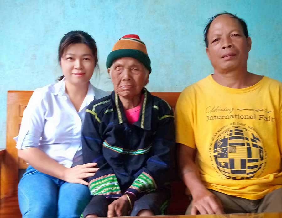  Mẹ Việt Nam Anh hùng Ksor Suê (giữa) cùng con cháu trong ngôi nhà tình nghĩa do Binh đoàn 15 xây tặng. Ảnh: H.C