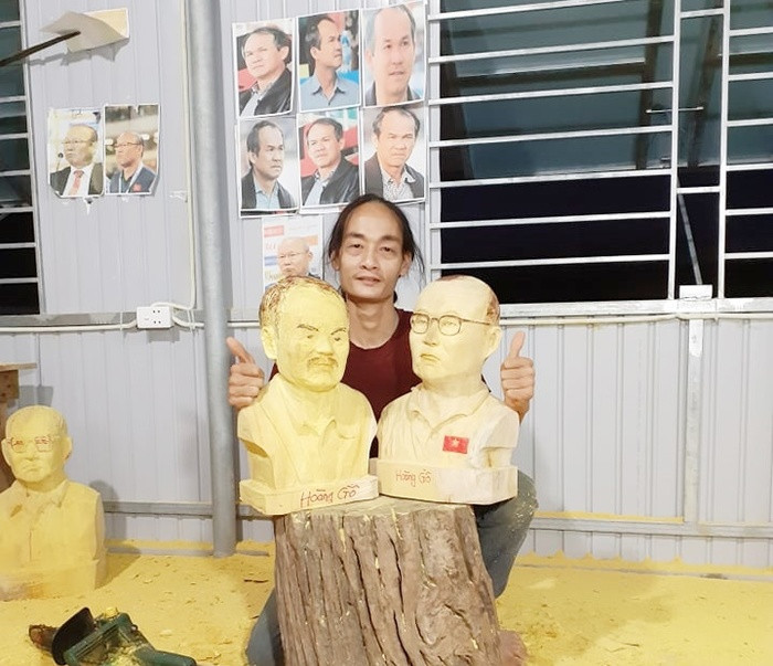 Anh Quốc Hoàng (Hà Tĩnh) đục hai bức tượng bầu Đức và HLV Park Hang Seo. Ảnh: NVCC Anh Quốc Hoàng (Hà Tĩnh) đục hai bức tượng bầu Đức và HLV Park Hang Seo. Ảnh: NVCC
