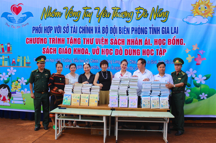 Trao tặng 200 bộ sách giáo khoa cho Nhà trường. Ảnh: Hồng Thi