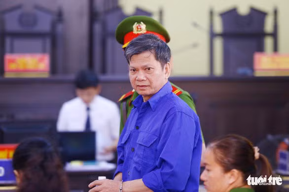 Ông Lò Văn Huynh khai đã nhận của ông Nguyễn Minh Khoa (cựu phó trưởng phòng An ninh chính trị nội bộ, Công an tỉnh Sơn La) 1 tỉ đồng để giúp sửa, nâng điểm cho 2 thí sinh - Ảnh: TTO