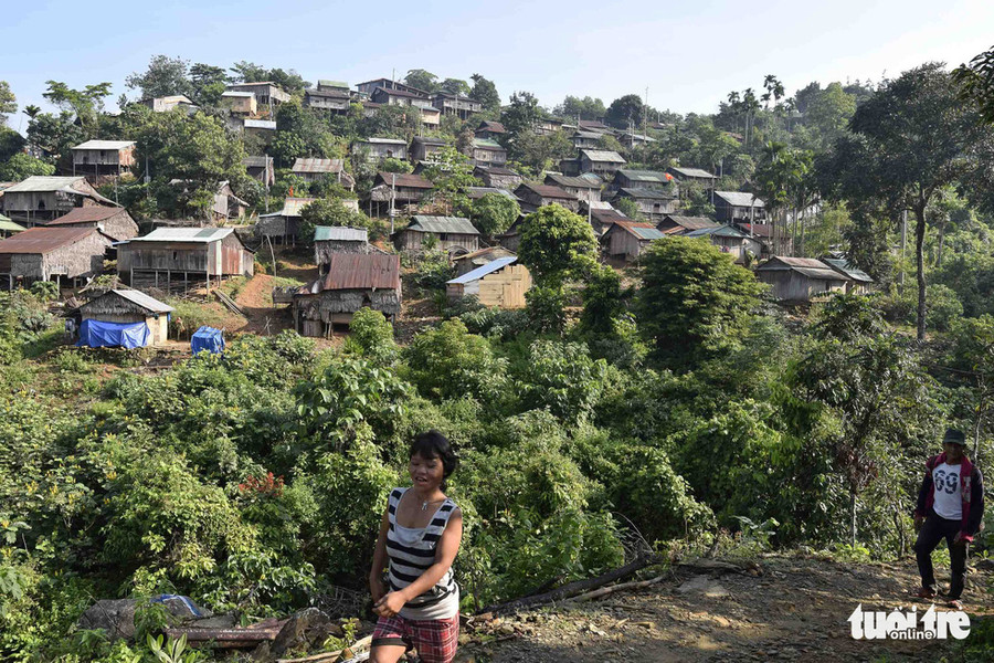 Người dân ở nóc Xơ Rơ - Ảnh: LÊ VĂN ÁNH