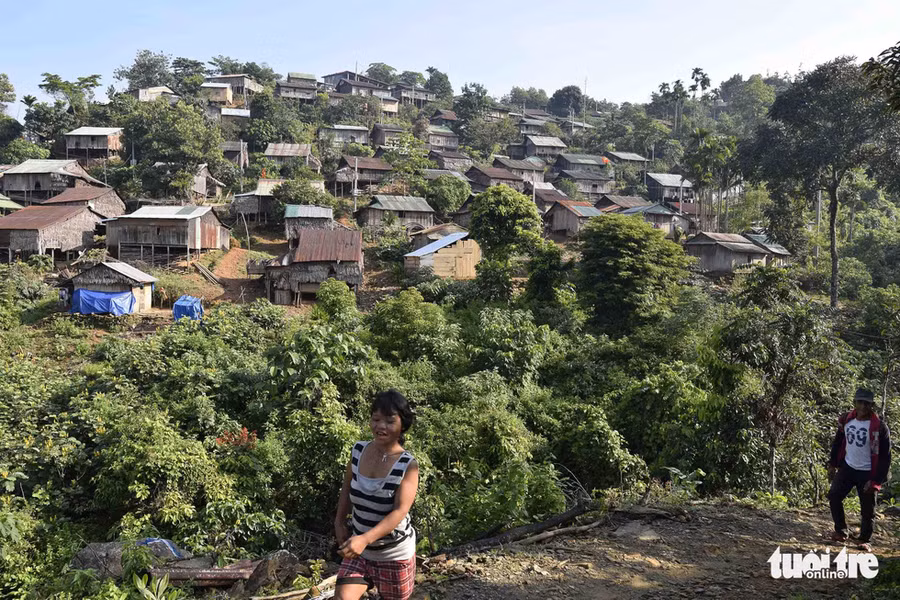 Người dân ở nóc Xơ Rơ - Ảnh: LÊ VĂN ÁNH