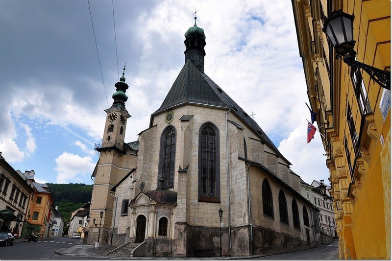 Banska Stiavnica nằm ở trung nam Slovakia, là thành phố di sản UNESCO. Du khách đến đây sẽ được tham quan ngắm nhìn những ngôi nhà thờ từ thế kỷ 16, những lâu đài trung cổ, cung điện Phục Hưng. (Ảnh: © JanosKoromDr./Flickr).