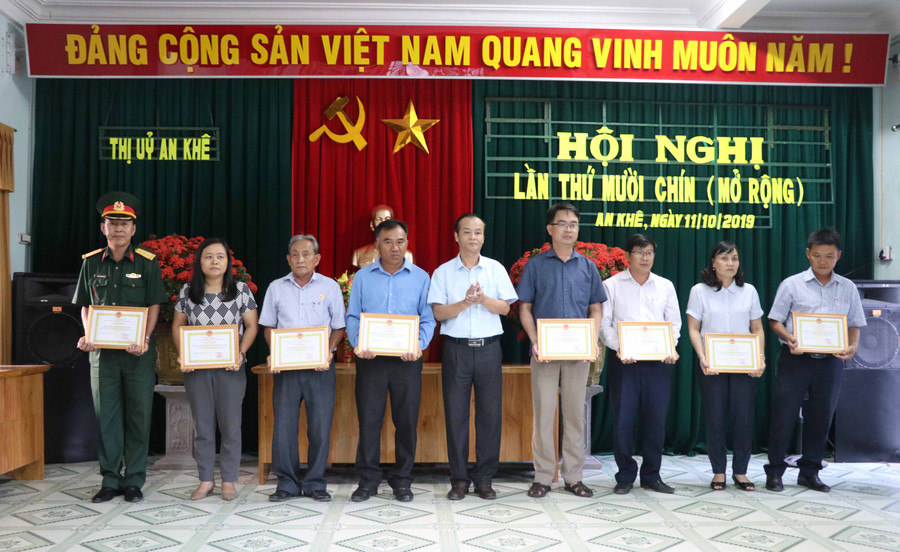 Tặng giấy khen cho các tập thể có thành tích xuất sắc trong công tác tìm kiếm, quy tập mộ liệt sỹ trên địa bàn thị xã An Khê năm 2019. Ảnh: Ngọc Minh Tặng giấy khen cho các tập thể có thành tích xuất sắc trong công tác tìm kiếm, quy tập mộ liệt sỹ trên địa bàn thị xã An Khê năm 2019. Ảnh: Ngọc Minh