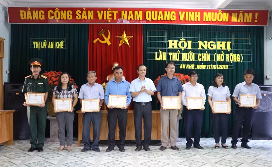 Tặng giấy khen cho các tập thể có thành tích xuất sắc trong công tác tìm kiếm, quy tập mộ liệt sỹ trên địa bàn thị xã An Khê năm 2019. Ảnh: Ngọc Minh 