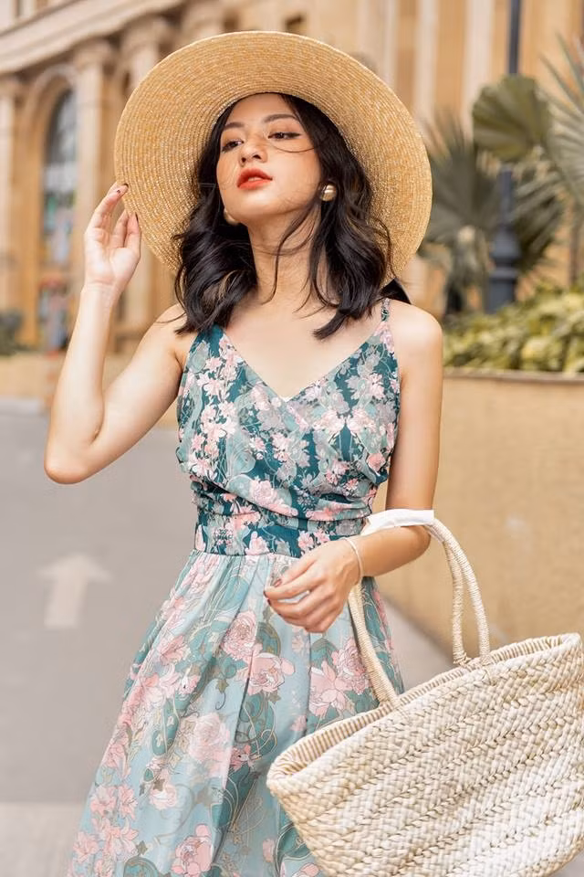 Cô bạn sớm bắt đầu làm thêm từ năm nhất để có thể tự chủ kinh tế. Sở hữu gương mặt khả ái, thần thái không chê vào đâu được, Thùy Linh là gương mặt quen thuộc cho nhiều nhãn hiệu và các cửa hàng thời trang. Lúc rảnh, cô bạn thích làm đồ handmade, chụp ảnh và đặc biệt từng có mong muốn xuất bản sách do chính tay mình viết. Nhưng do thời gian bận rộn và thấy bản thân nhiều thiếu sót nên dù được nhiều người yêu thích nhưng cô nàng đã ngừng update câu chuyện của mình.