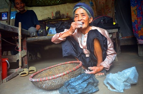 Mặc dù cả hai cụ năm nay đều đã ngoài 80 tuổi nhưng vẫn còn rất minh mẫn. Cụ Biện chia sẻ: “Bây giờ không mấy ai ăn đất nữa, chỉ còn mỗi hai vợ chồng tôi. Ngày nào cũng phải nhấm nháp một tí đất mới hết cơn thèm”. Mặc dù cả hai cụ năm nay đều đã ngoài 80 tuổi nhưng vẫn còn rất minh mẫn. Cụ Biện chia sẻ: “Bây giờ không mấy ai ăn đất nữa, chỉ còn mỗi hai vợ chồng tôi. Ngày nào cũng phải nhấm nháp một tí đất mới hết cơn thèm”.