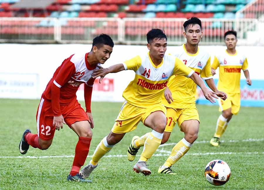  U21 Hồng Lĩnh Hà Tĩnh (áo vàng) nhiều khả năng sẽ giành chiến thắng trước U21 Phố Hiến vào chiều nay. Ảnh: Anh Tiến