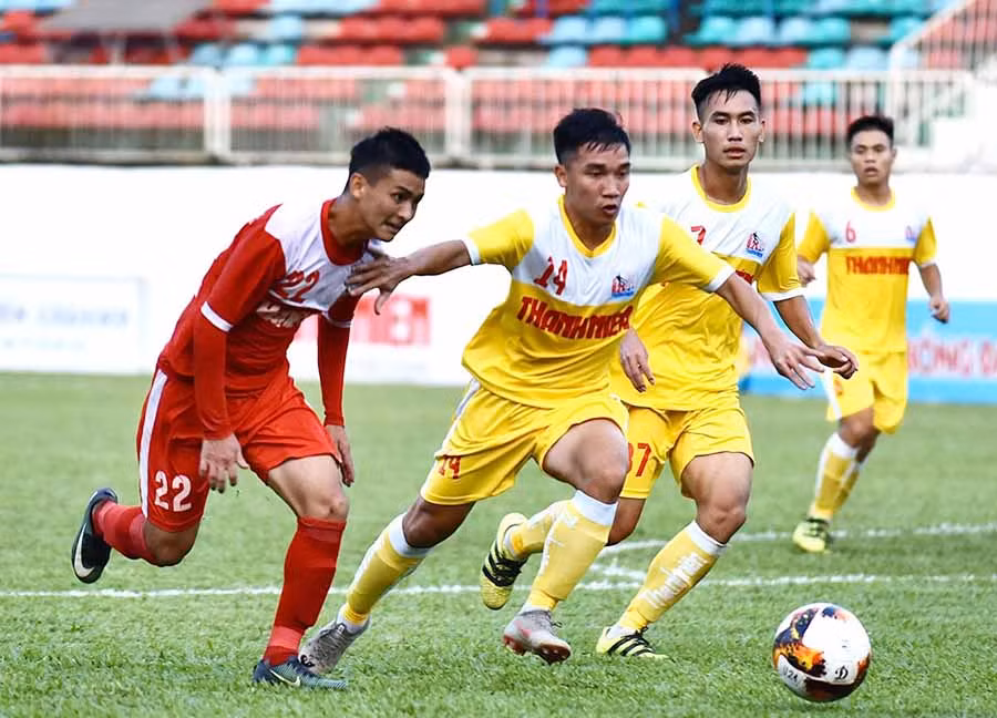  U21 Hồng Lĩnh Hà Tĩnh (áo vàng) nhiều khả năng sẽ giành chiến thắng trước U21 Phố Hiến vào chiều nay. Ảnh: Anh Tiến