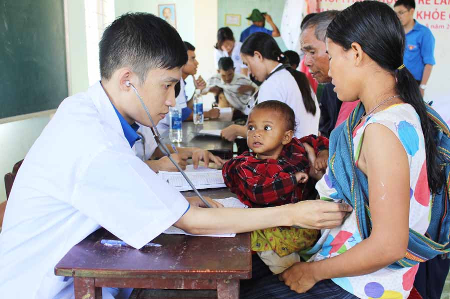 Các bác sĩ Câu lạc bộ Thầy thuốc trẻ tỉnh khám bệnh cho người dân xã Hà Ra (huyện Mang Yang). Ảnh: P.L Các bác sĩ Câu lạc bộ Thầy thuốc trẻ tỉnh khám bệnh cho người dân xã Hà Ra (huyện Mang Yang). Ảnh: P.L