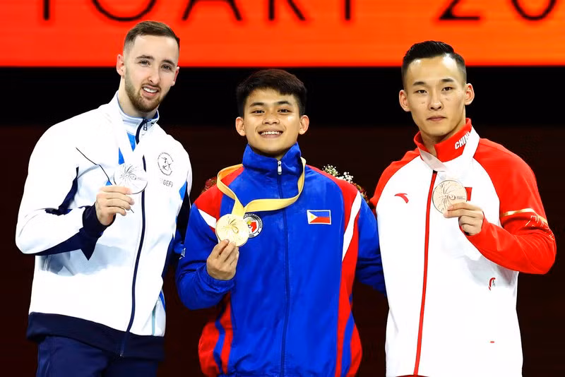 Carlos Yulo (giữa) mang về thành tích lịch sử chưa từng có cho thể thao Đông Nam Á. (Ảnh: FIG). 