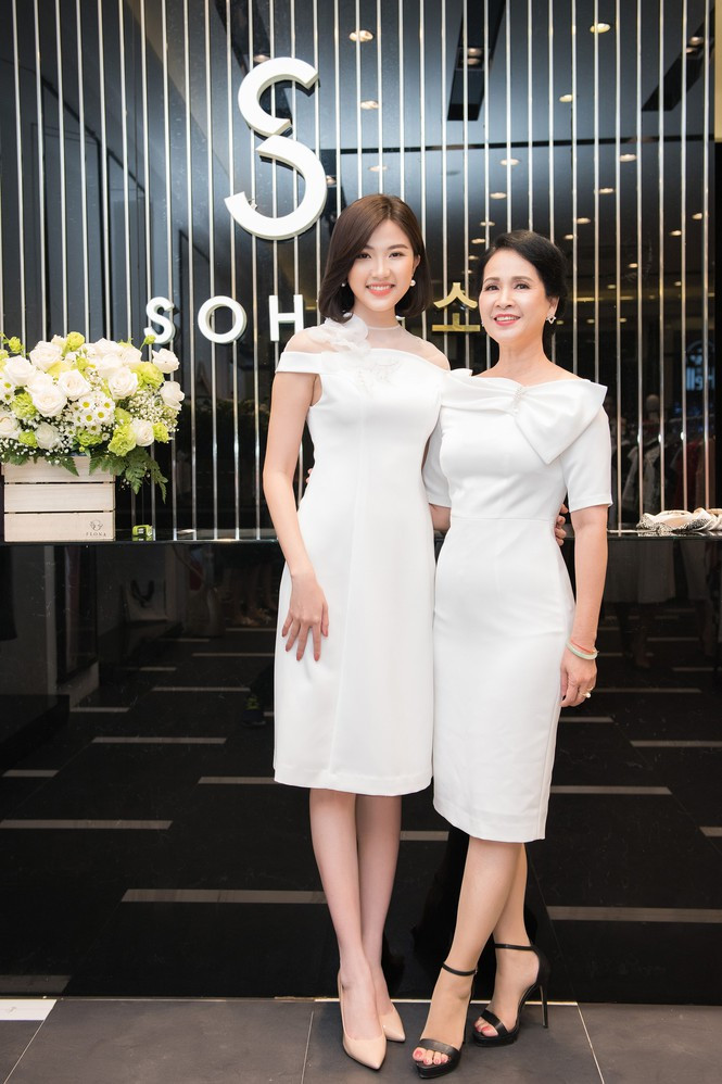  Lan Hương vui vẻ khi hội ngộ đàn em Lương Thanh ở sự kiện