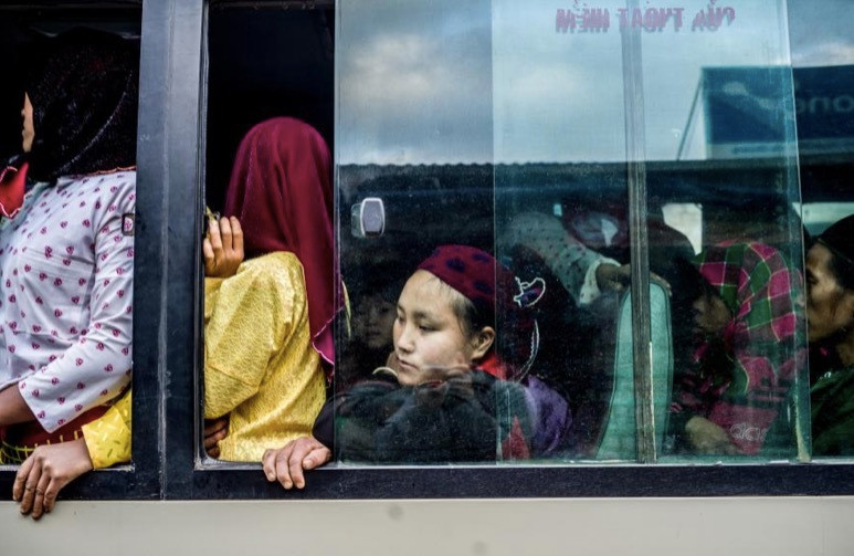 Người dân đi xe buýt tới chợ