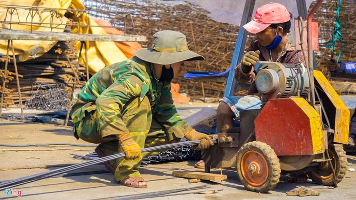 Ông Phạm Thanh Hà, Phó giám đốc Ban quản lý dự án hầm đường bộ Hải Vân, cho biết đơn vị đã rút kinh nghiệm từ việc thi công Đèo Cả để có những cải tiến trong quản lý, thi công nên tiến độ nhanh hơn so với kế hoạch. Trong ảnh: Công nhân uốn sắt để lắp đặt các hạng mục còn lại ở đường dẫn phía nam hầm Hải Vân.