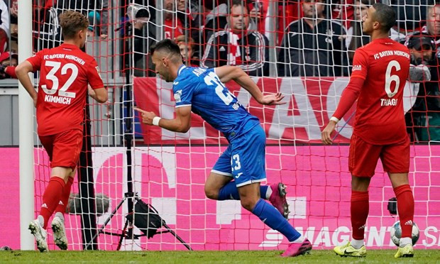 Sargis Adamyan (áo xanh) khiến Bayern nếm trái đắng. (Nguồn: EPA)