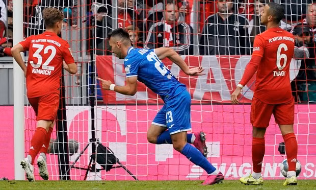 Sargis Adamyan (áo xanh) khiến Bayern nếm trái đắng. (Nguồn: EPA)