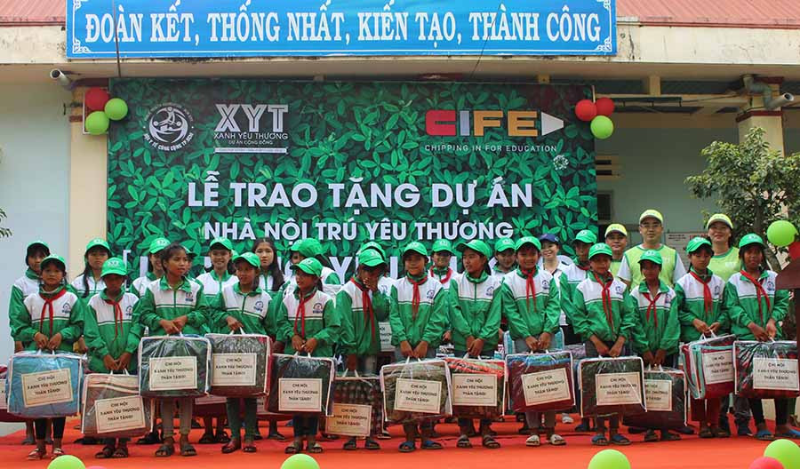  Ban tổ chức tặng chăn cho các em học sinh ở nội trú. Ảnh: P.L