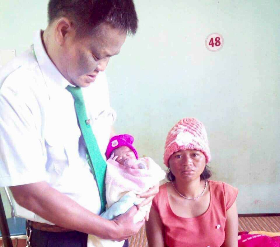 Tài xế Tình và 2 mẹ con sản phụ Rơ Châm Lan tại Trung tâm Y tế Công ty TNHH một thành viên Cao su Chư Prông. Ảnh: Hải Lê 