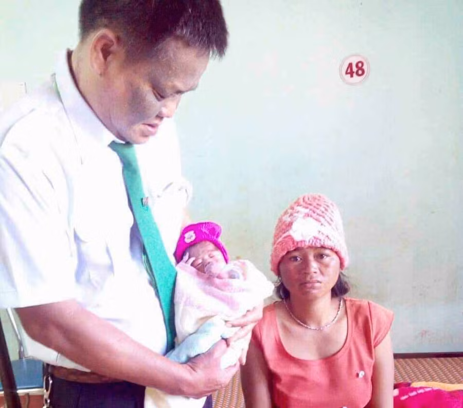 Tài xế Tình và 2 mẹ con sản phụ Rơ Châm Lan tại Trung tâm Y tế Công ty TNHH một thành viên Cao su Chư Prông. Ảnh: Hải Lê 