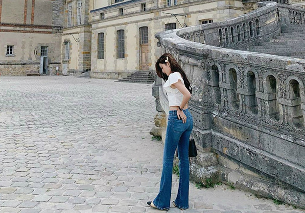 Không cần váy áo hàng hiệu xa xỉ, chỉ với quần jeans ống loe nhỏ quen thuộc và áo crop top cũng giúp Huyền My ghi điểm. Ảnh: @ngtran_huyenmy.