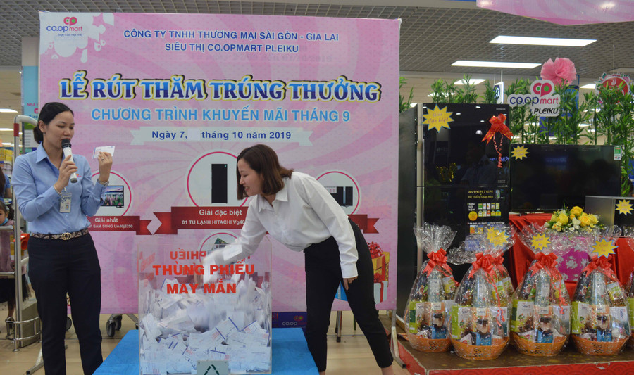Siêu thị triển khai chương trình bốc thăm may mắn. Ảnh: Anh Huy