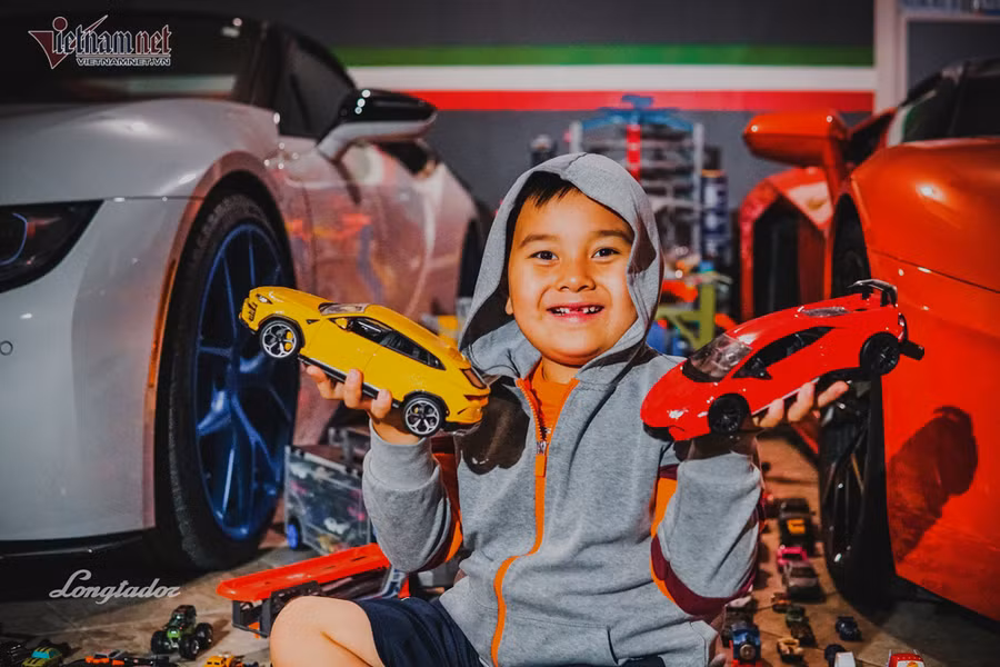  Trên tay Bentley, một bên là Lamborghini Urus màu vàng và một bên là Lamborghini Huracan Performante màu đỏ. Đây là 2 chiếc siêu xe mô hình được cậu thích nhất. Ảnh: Longtador