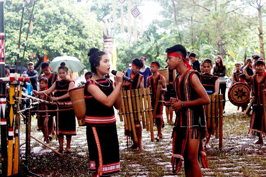  Một tiết mục hát dân ca, hòa tấu nhạc cụ dân tộc. Ảnh: PHƯƠNG LINH