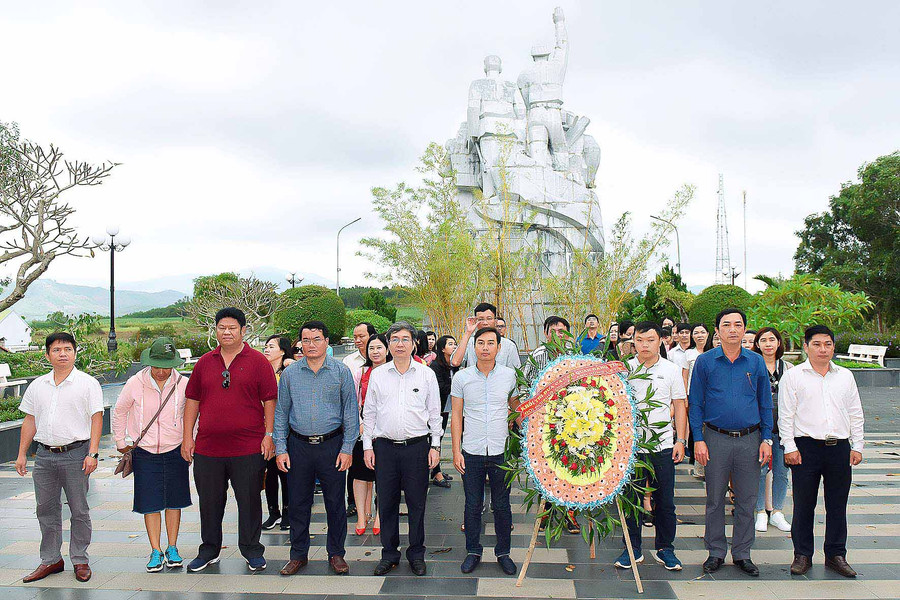  Khối thi đua các cơ quan Đảng tỉnh do đồng chí Lương Văn Danh- Phó Tổng Biên tập Báo Gia Lai, Trưởng Khối thi đua cùng lãnh đạo các đoàn dâng hương, đặt vòng hoa tại Đền tưởng niệm liệt sỹ-Tượng đài chiến thắng Đak Pơ, huyện Đak Pơ, tỉnh Gia Lai. Ảnh: Đ.T