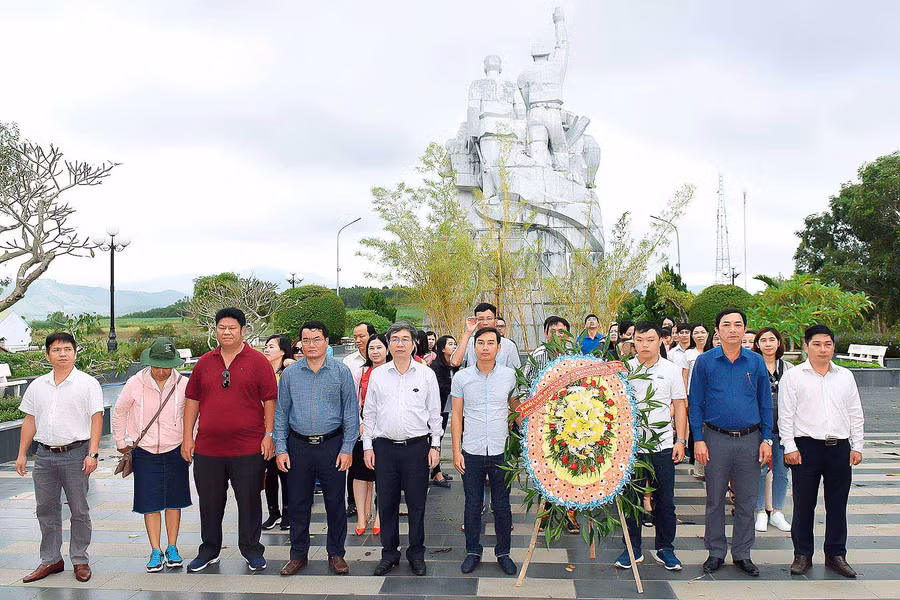  Khối thi đua các cơ quan Đảng tỉnh do đồng chí Lương Văn Danh- Phó Tổng Biên tập Báo Gia Lai, Trưởng Khối thi đua cùng lãnh đạo các đoàn dâng hương, đặt vòng hoa tại Đền tưởng niệm liệt sỹ-Tượng đài chiến thắng Đak Pơ, huyện Đak Pơ, tỉnh Gia Lai. Ảnh: Đ.T