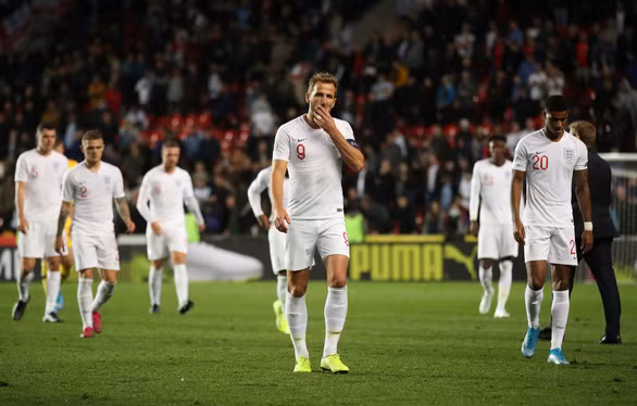 Sự thất vọng của tuyển Anh sau trận thua CH Czech - Ảnh: REUTERS