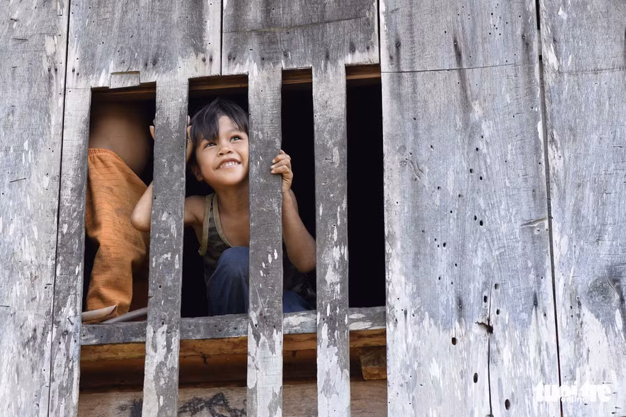 Cậu bé ngắm flycam đang bay - Ảnh: LÊ VĂN ÁNH