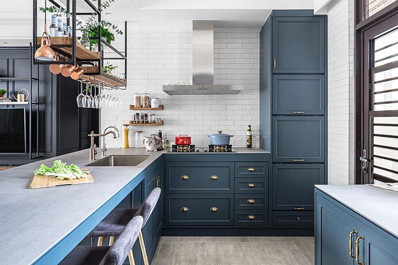 Tủ bếp kiểu dáng đơn giản kết hợp với tay cầm bằng đồng vừa cổ điển vừa hiện đại. Tủ bếp kiểu dáng đơn giản kết hợp với tay cầm bằng đồng vừa cổ điển vừa hiện đại.