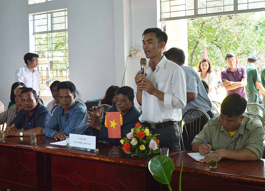  Trưởng thôn Siu Phim trong một cuộc họp. Ảnh: A.H