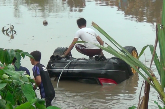 Chiếc ôtô được kéo vào sát bờ để cẩu lên khỏi mặt nước. Ảnh: Anh Minh.