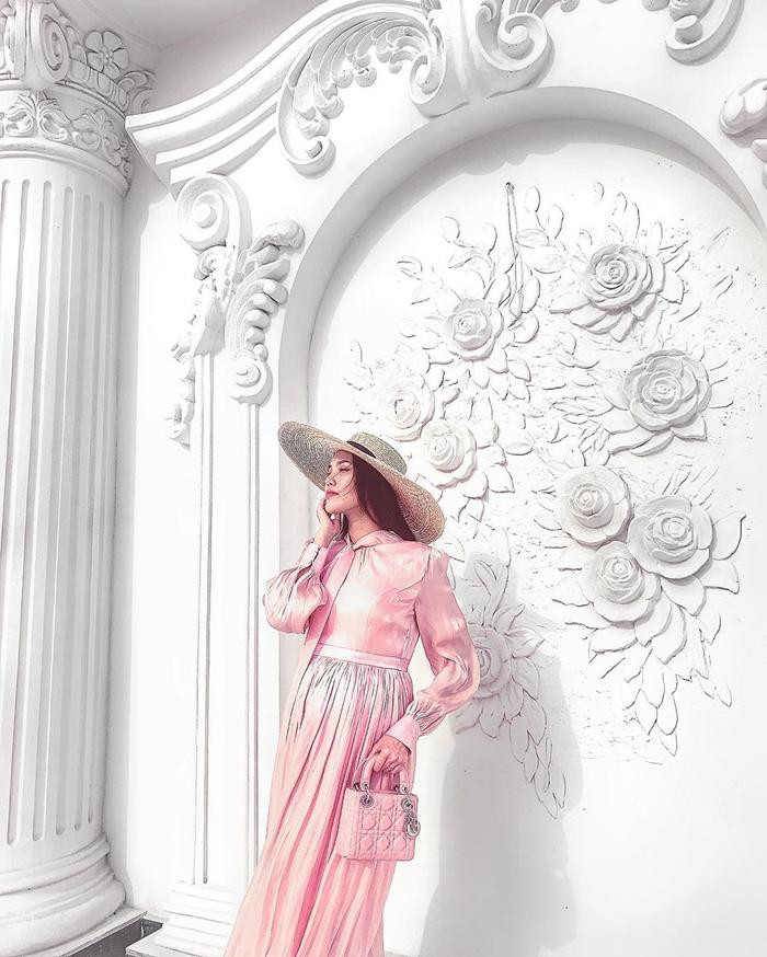 Phối cùng chiếc váy hồng xinh là một chiếc túi xách tay nhỏ cũng màu hồng và chiếc nón rộng vành khiến ai cũng xuýt xoa vì quá đẹp Phối cùng chiếc váy hồng xinh là một chiếc túi xách tay nhỏ cũng màu hồng và chiếc nón rộng vành khiến ai cũng xuýt xoa vì quá đẹp