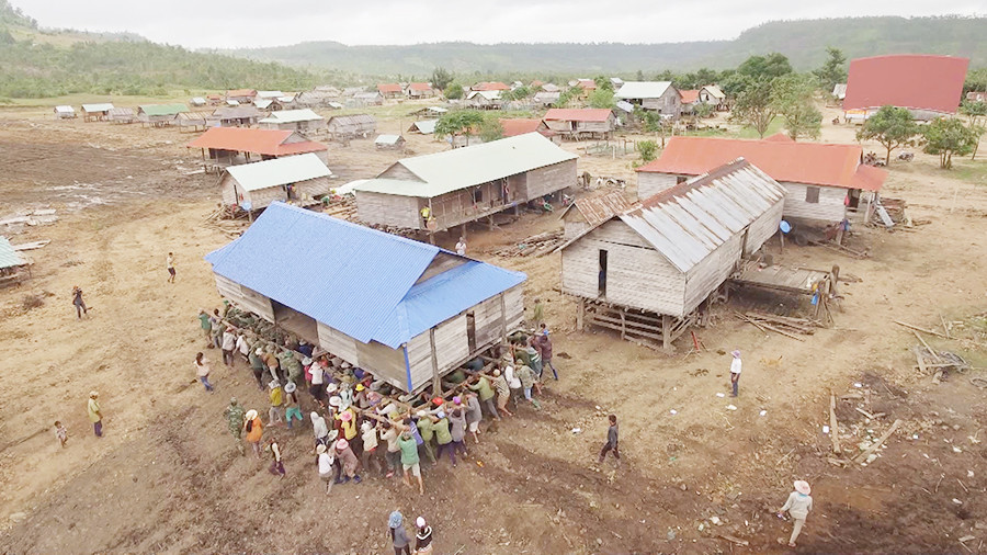  Người dân làng Hek (xã Chư A Thai, huyện Phú Thiện) cùng chính quyền địa phương, Mặt trận và các đoàn thể thực hiện di dời, sắp xếp lại khu dân cư theo quy hoạch. Ảnh: TRẦN DUNG