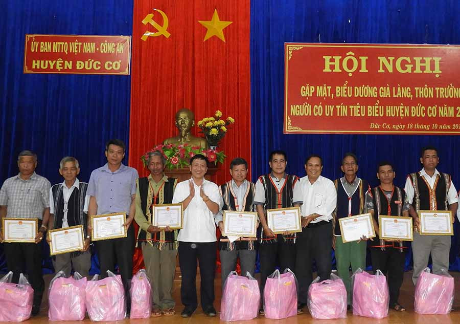  Ủy ban MTTQ Việt Nam huyện Đức Cơ gặp mặt, biểu dương già làng, trưởng thôn, cá nhân tiêu biểu trên địa bàn. Ảnh: T.N