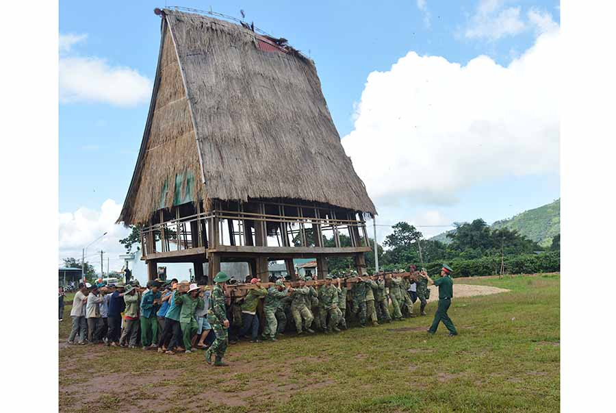  Các lực lượng tham gia di dời nhà rông ở xã Chư Đăng Ya (huyện Chư Pah). Ảnh: A.H