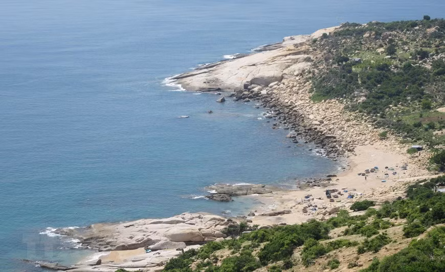 Phong cảnh đẹp nên thơ của vịnh Đá Trứng. 