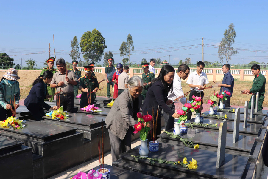 Đông đảo cán bộ, chiến sĩ, cựu chiến binh và nhân dân về thắp nhang cho trên 900 liệt sĩ đang an nghỉ tại Nghĩa trang Liệt sĩ thị xã An Khê. Ảnh: Ngọc Minh